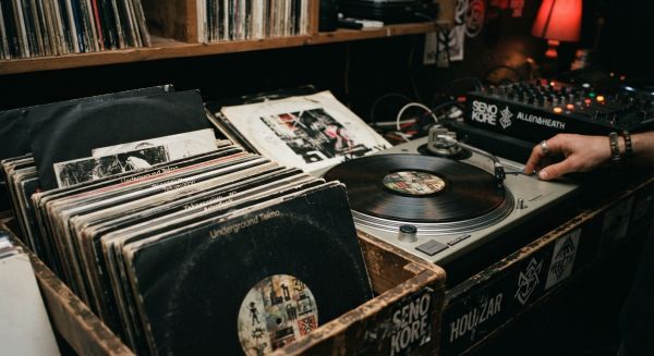 Top sélections de vinyles hardtek pour passionnés de tribe