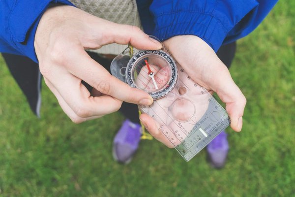 Quels sont les thèmes de l'exploration spatiale dans l'art de science-fiction contemporain ?